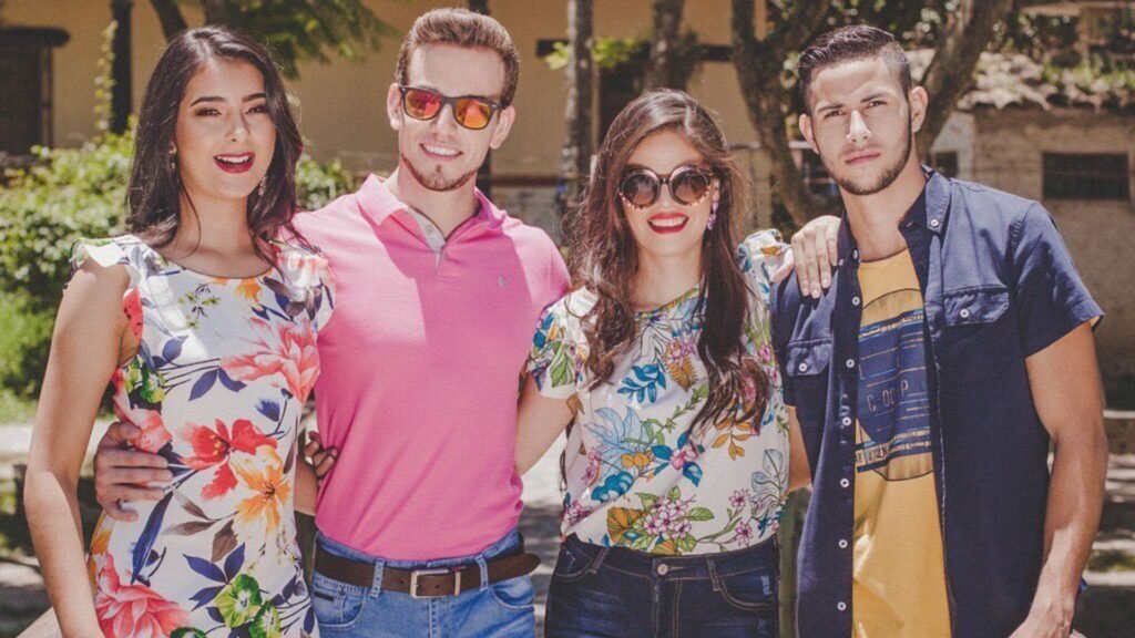 Grupo de amigos vistiendo outfits con colores vibrantes y estampados florales de Almacenes el Titán.