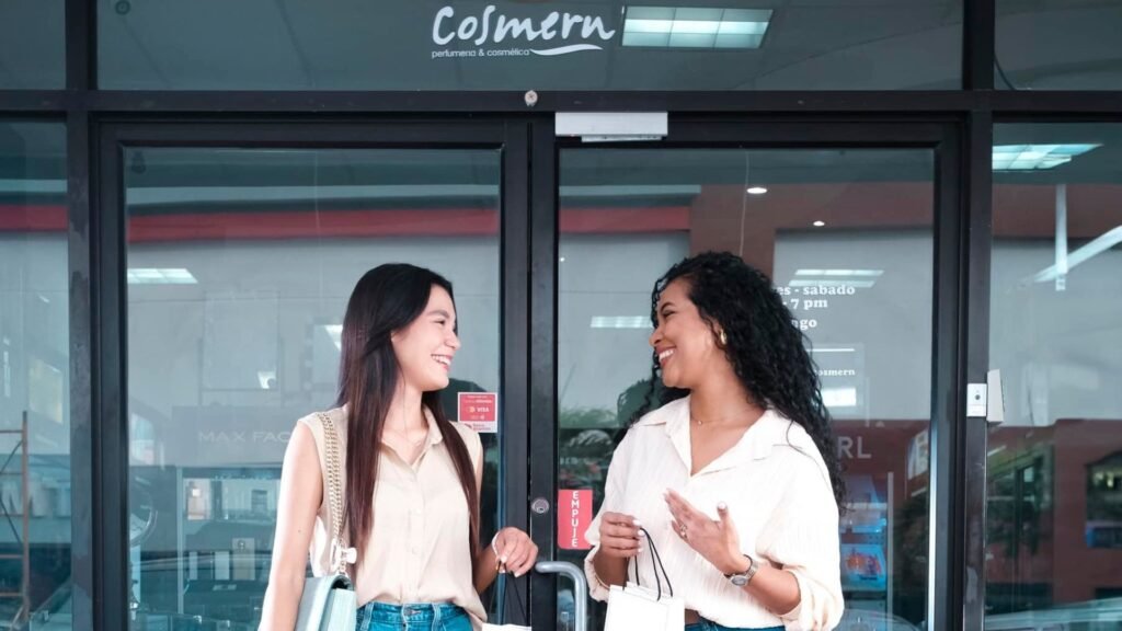 Dos amigas saliendo de la tienda de cosméticos Cosmern en Plaza Premier.