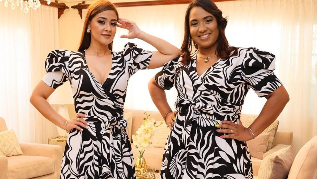 Dos modelos luciendo vestidos a juego en blanco y negro de La Mode Boutique.