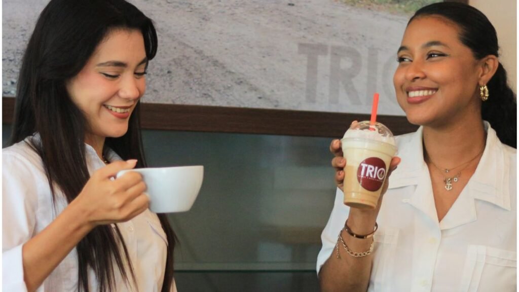 Dos amigas disfrutando de café y postres en la cafetería TRIO.