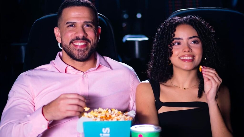 Una pareja comparte palomitas y sonrisas en una cita romántica en las mejores salas de cine de Tegucigalpa, en Mall Premier.