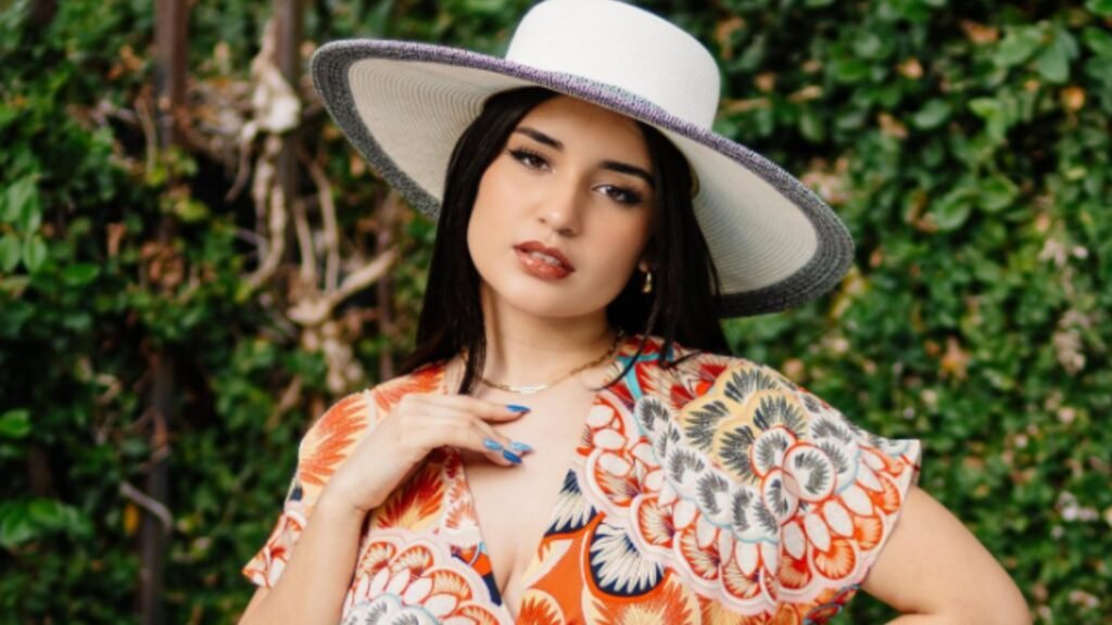 Mujer con vestido estampado y sombrero, mostrando la moda para mujeres seguras de sí mismas de Tiendas Majja's.