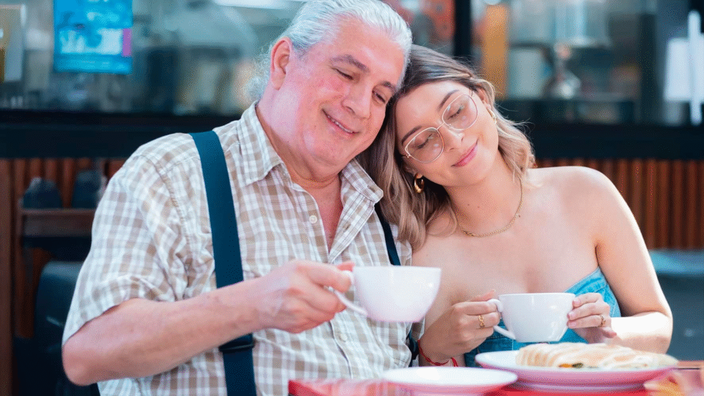 Padre e hija comparten un momento especial disfrutando de un café en la crepería Nicolati's.