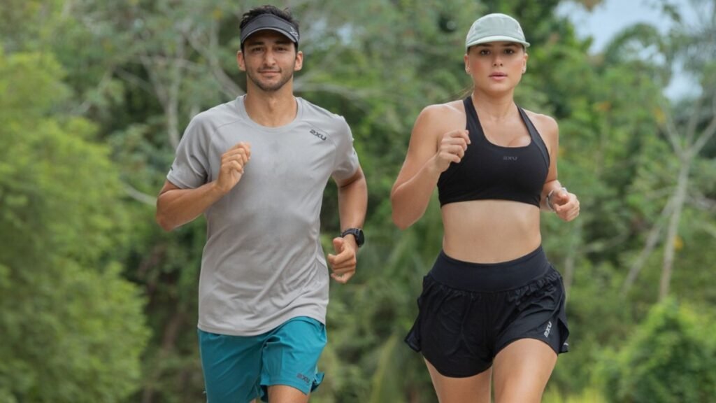 Hombre y mujer equipados con ropa deportiva, la encuentras en Sporline ubicada en Mall Premier Tegucigalpa.