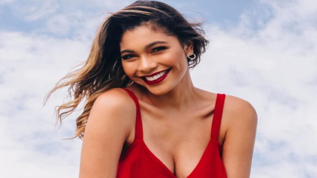 Mujer sonriendo con un top rojo de la tienda de moda juvenil Andressa's en Mall Premier Comayagua.