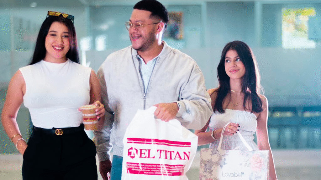 Grupo de amigos con una bolsa de compras de Almacenes El Titán, mostrando opciones de ropa con estilo en Comayagua.