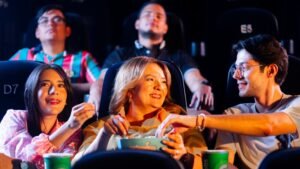 Una familia disfruta de una función en una de las mejores salas de cine en Tegucigalpa, ubicadas en Mall Premier Tegucigalpa.