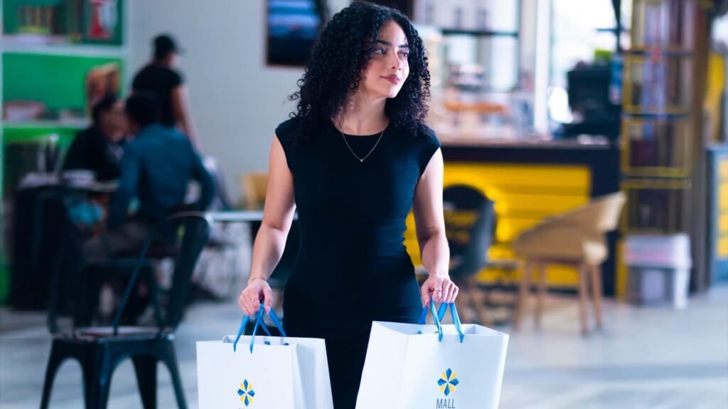 Mujer con bolsas de compras de Mall Premier, reflejando una excelente experiencia de compra de ropa en Comayagua.