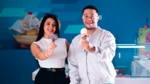 Pareja joven sonriendo mientras disfrutan de unos deliciosos y refrescantes helados, uno de los postres irresistibles que encuentras en Mall Premier Comayagua.