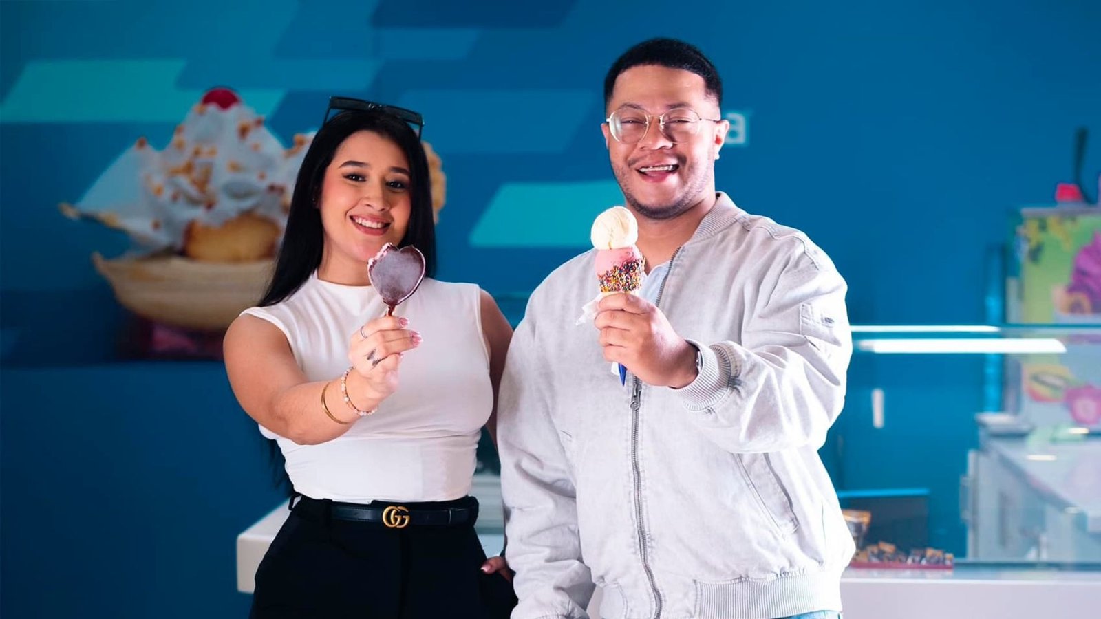 Pareja joven sonriendo mientras disfrutan de unos deliciosos y refrescantes helados, uno de los postres irresistibles que encuentras en Mall Premier Comayagua.