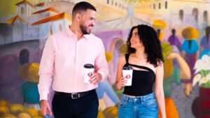 Pareja sonriendo con bolsas de compras de Mall Premier Tegucigalpa.