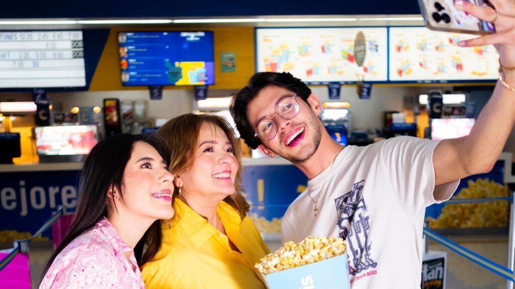 Jóvenes tomándose una selfie con palomitas antes de entrar a una de las mejores salas de cine en Tegucigalpa, en Mall Premier.