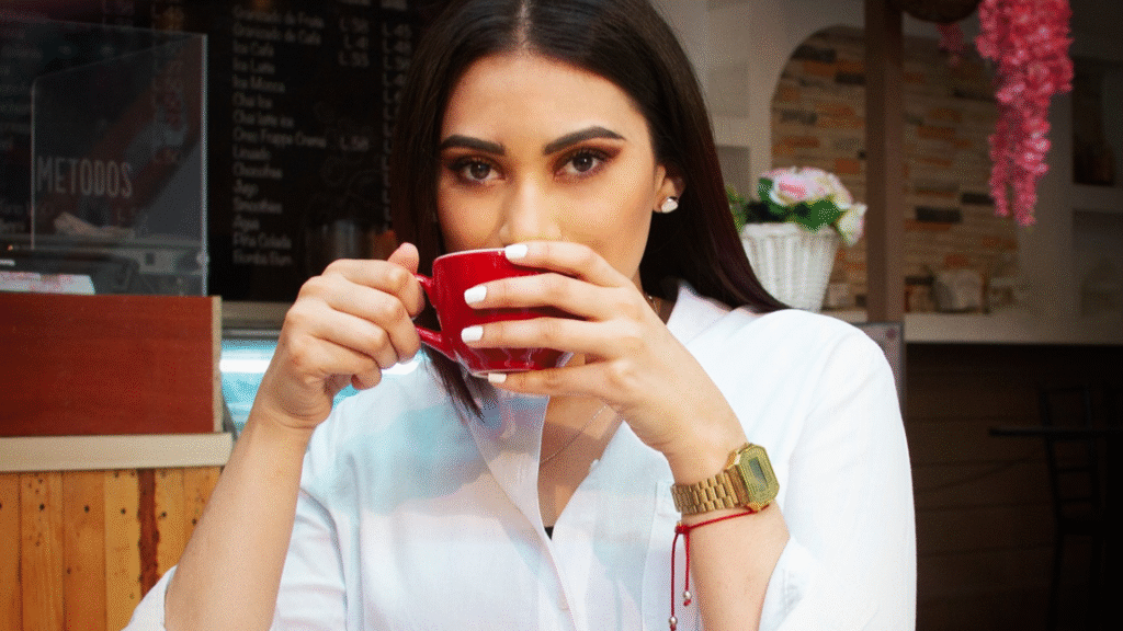 Mujer tomando una taza de café de Ojojona en Café La Sierra