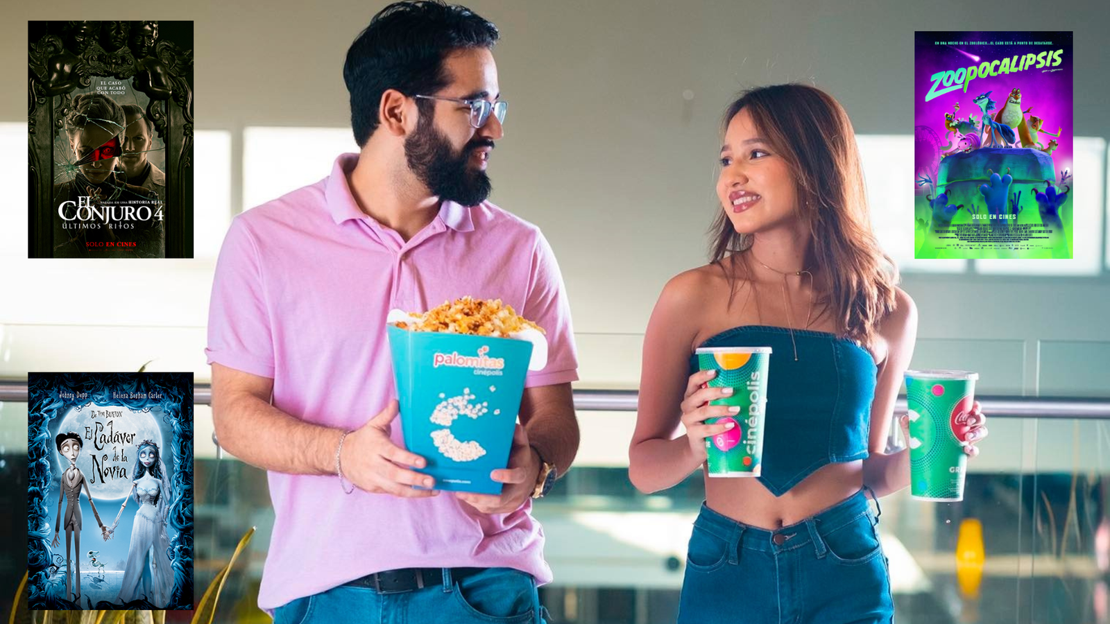 Una pareja joven conversando en el cine de Mall Premier mientras él sostiene un balde grande de palomitas y ella un refresco.