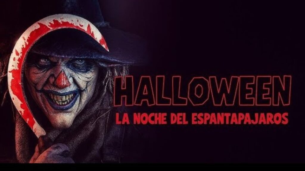 Un espantapájaros siniestro con sombrero y una hoz en la mano, promocionando la película 'Halloween: La Noche del Espantapájaros'.