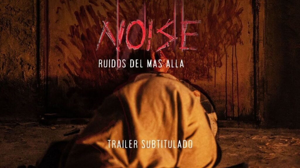 Hombre de espaldas mirando una pared ensangrentada con la palabra 'Noise', en el póster de la película de suspenso 'Sonidos del Más Allá'.