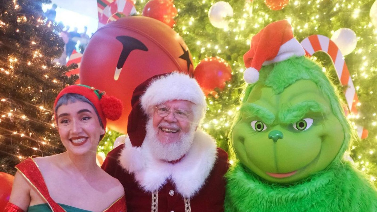 Santa Claus, Duende y El Grinch posando juntos en Mall y Plaza Premier