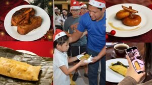 Persona adulta vestida de Santa sirviendo un tamal o nacatamal a un niño con gorro navideño, en un evento en Mall Premier o Plaza Premier. Se observan platillos hondureños navideños: torrejas de pan frito en miel y canela, rosquillas en miel y tamales en hoja de plátano.