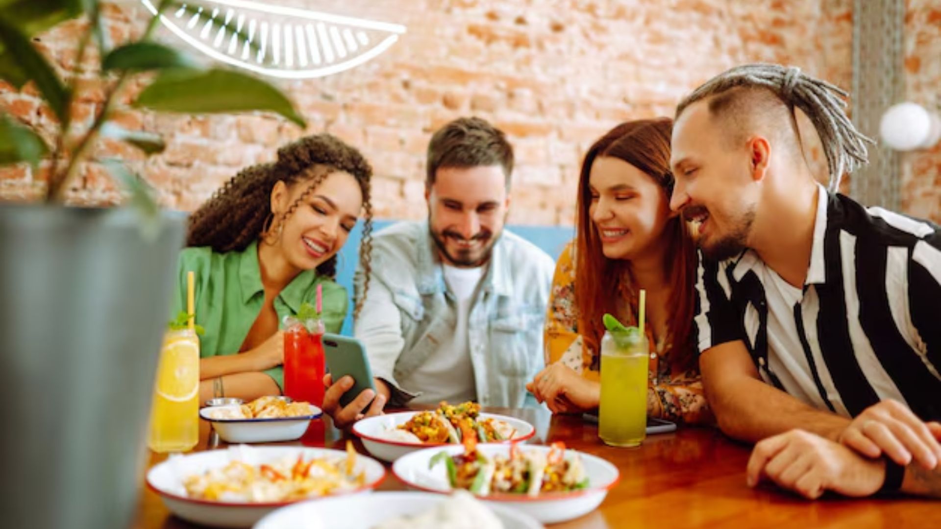 Personas disfrutando una experiencia gastronómica y social en un ambiente moderno en Tegucigalpa y La Ceiba.