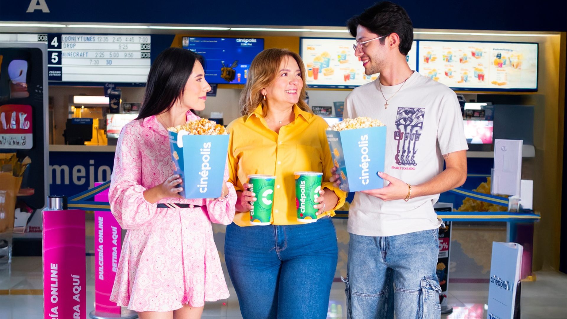 Familia compartiendo palomitas y refrescos en Cinépolis de Mall Premier.