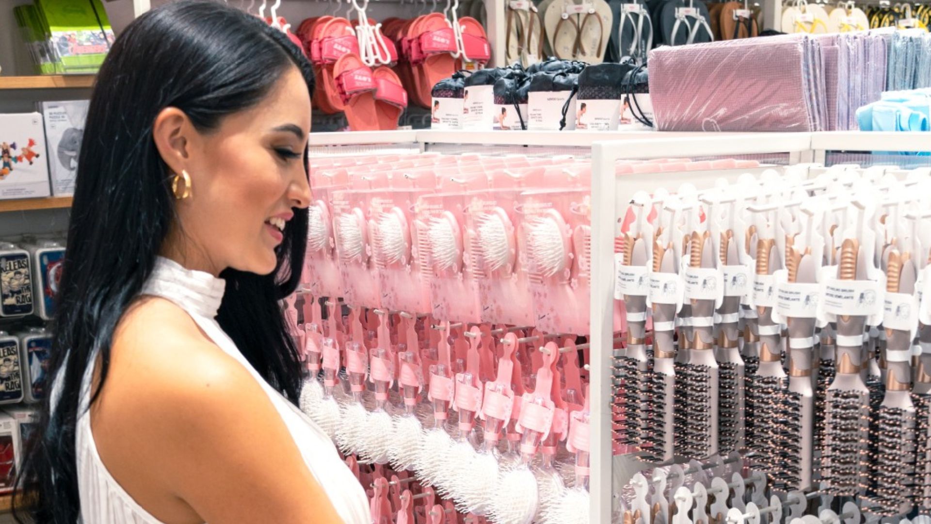 Variedad de cepillos para el cabello profesionales en estantes de Miniso Mall Premier Tegucigalpa. 