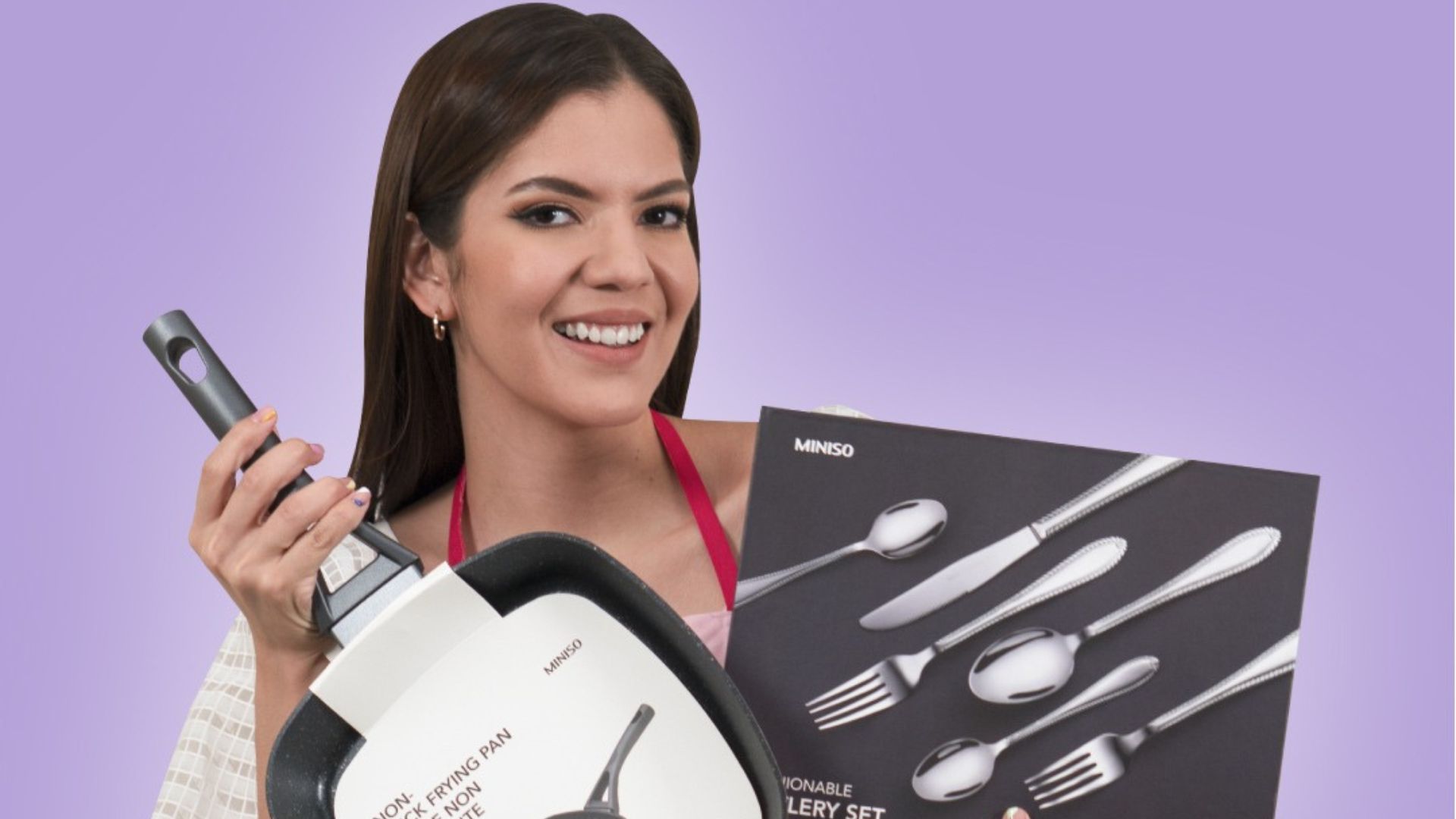 Mujer mostrando sartén antiadherente y set de cubiertos de Miniso ubicado en Mall Premier Tegucigalpa 