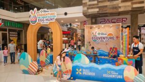Niños participando en la búsqueda de huevos de pascua Eggventure 2026 en la estación temática de Mall Premier.