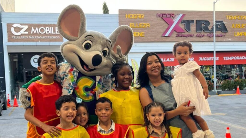 Familia y niños disfrutando evento con personaje animado en Plaza Premier Honduras