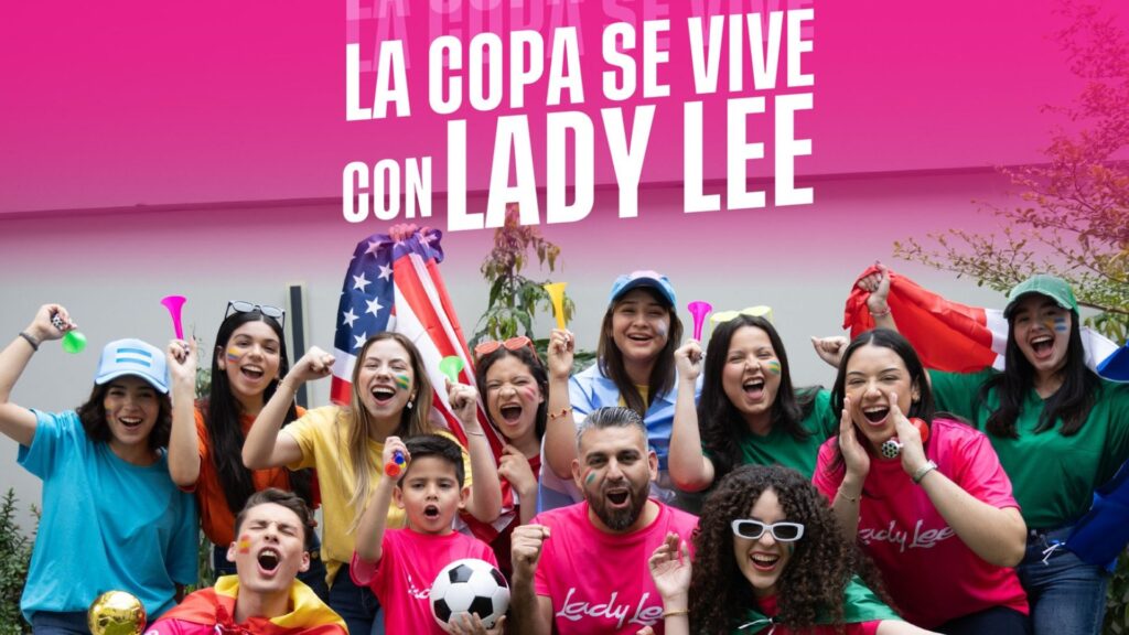 Aficionados hondureños celebrando el Mundial 2026 con banderas y trompetas, promocionando la campaña de la tienda Lady Lee disponible en Mall Premier a nivel nacional.