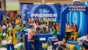 Aficionados hondureños celebrando la inauguración del mundial en las instalaciones temáticas de un centro comercial Mall Premier de Grupo Premier.