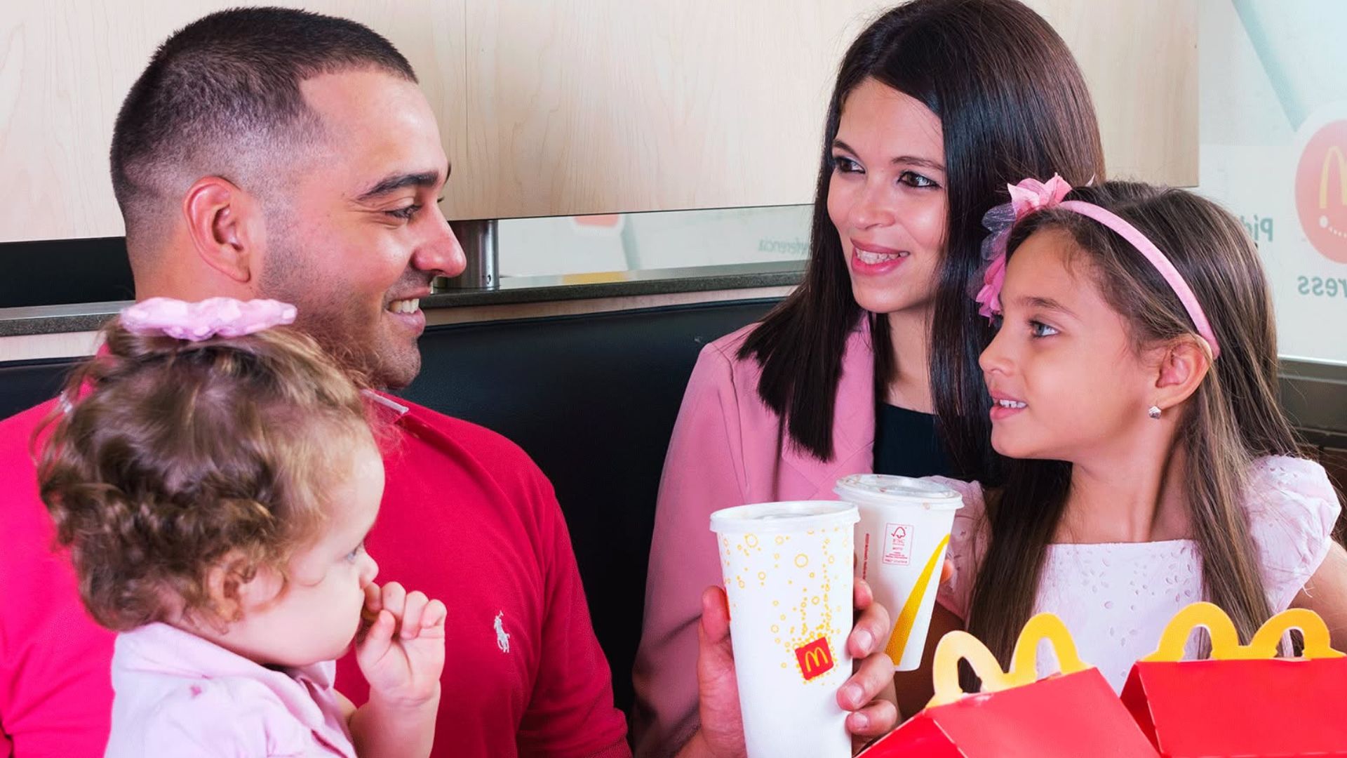 Familia disfrutando hamburguesas y bebidas en el restaurante McDonald’s de Mall Premier Tegucigalpa.