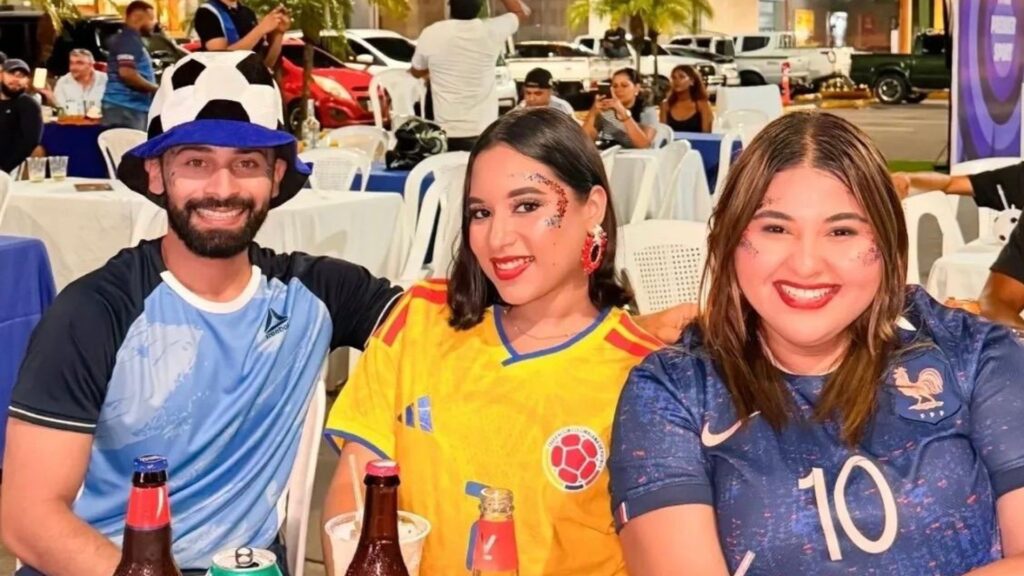 Amigos con camisetas de selecciones celebrando el Mundial en la fan zone de Plaza Premier