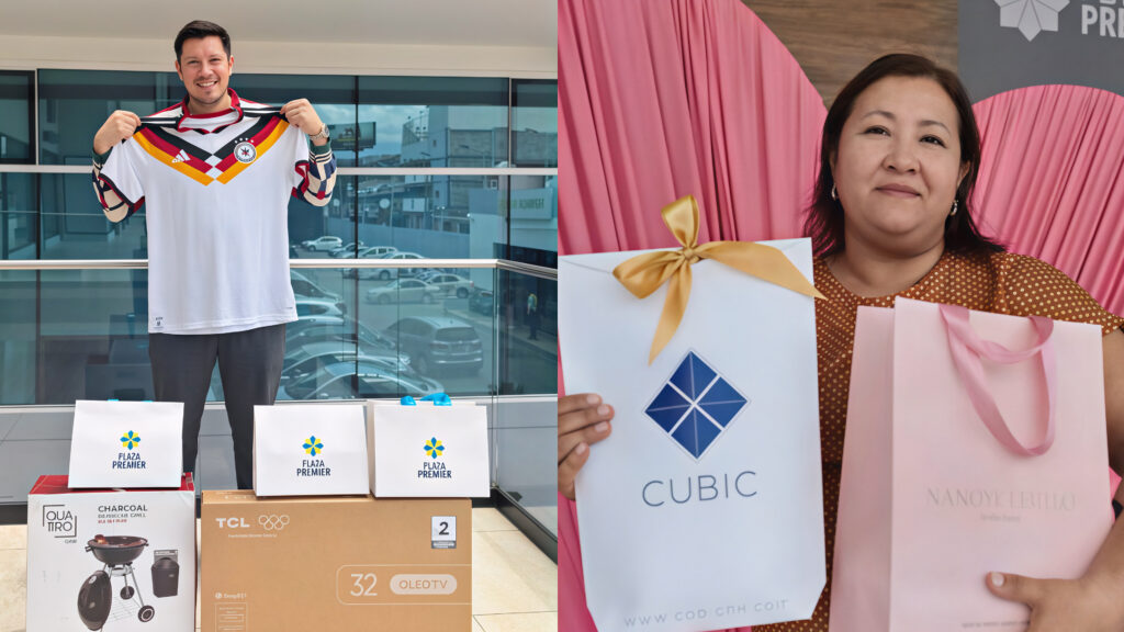 Ganadores mostrando sus premios de camisa deportiva y caja de regalo en las promociones de Plaza Premier