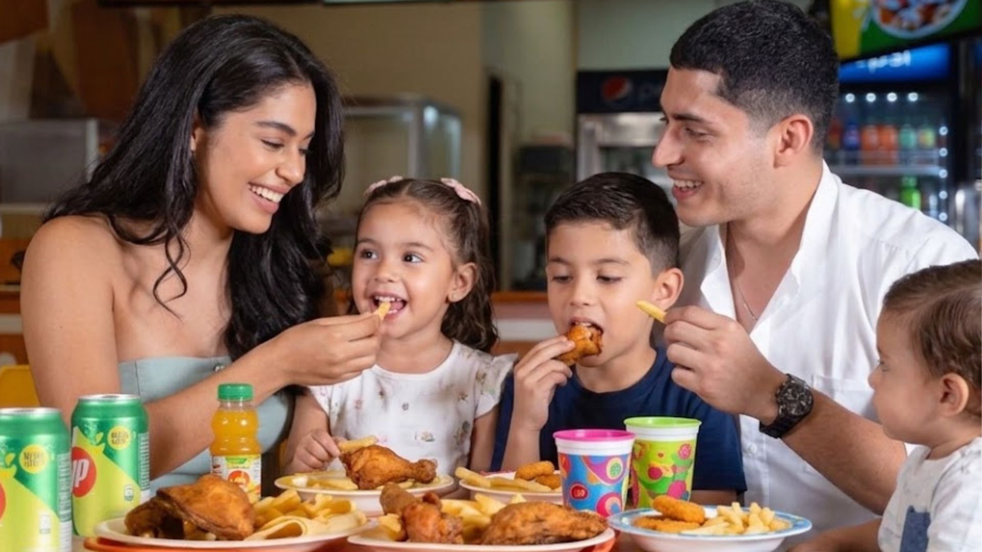 Almuerzo familiar con pollo frito crujiente en Pollo Pirulón de Mall Premier Comayagua para un plan perfecto de fin de semana.