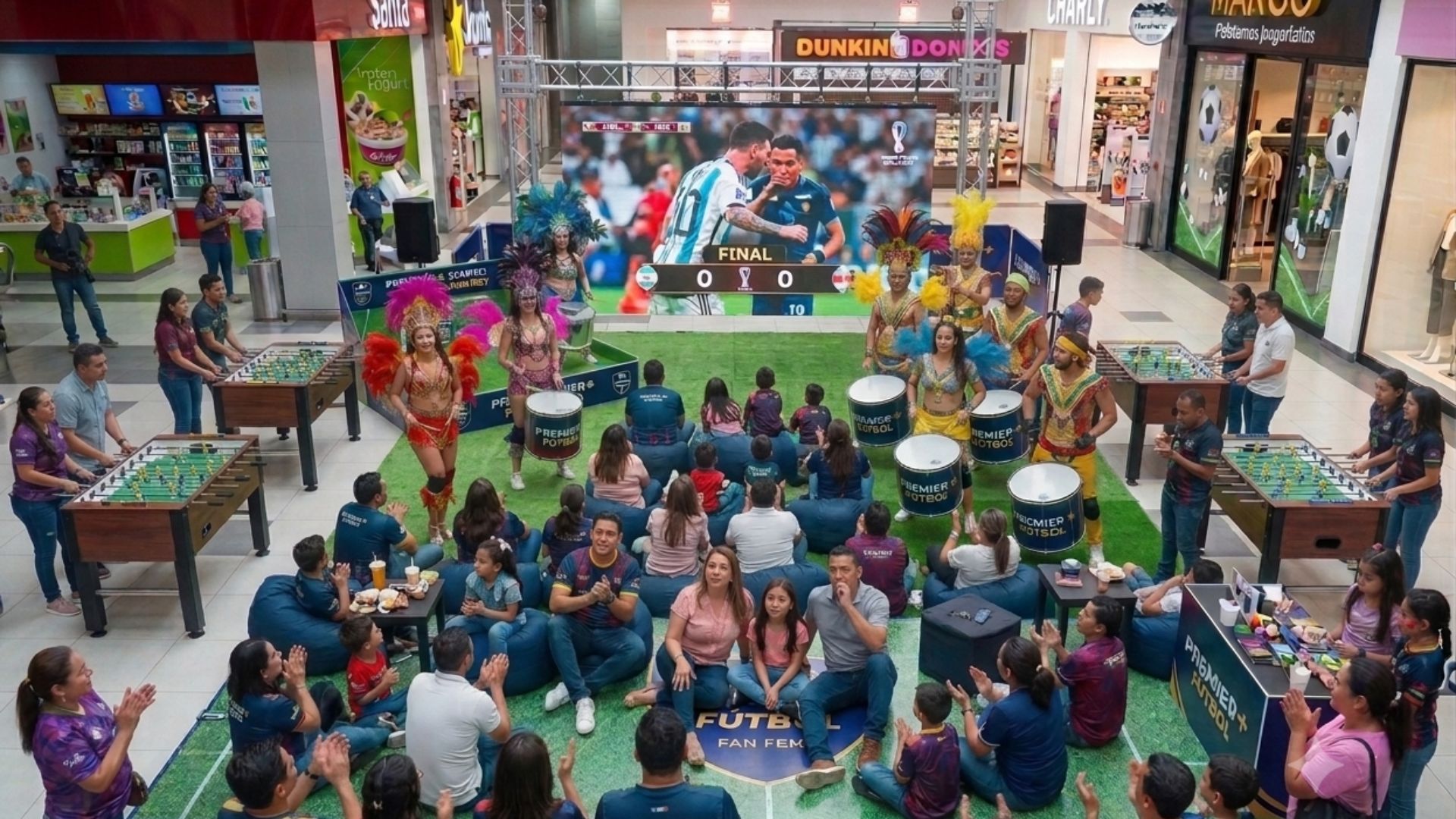 Batucada animando el ambiente previo del partido en la Zona Fan Fest de Mall Premier en Tegucigalpa.
