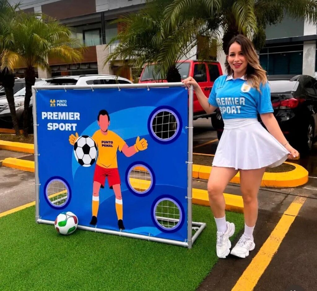Juego Punto Penal de Premier Sport en la fan zone del Mundial en Plaza Premier