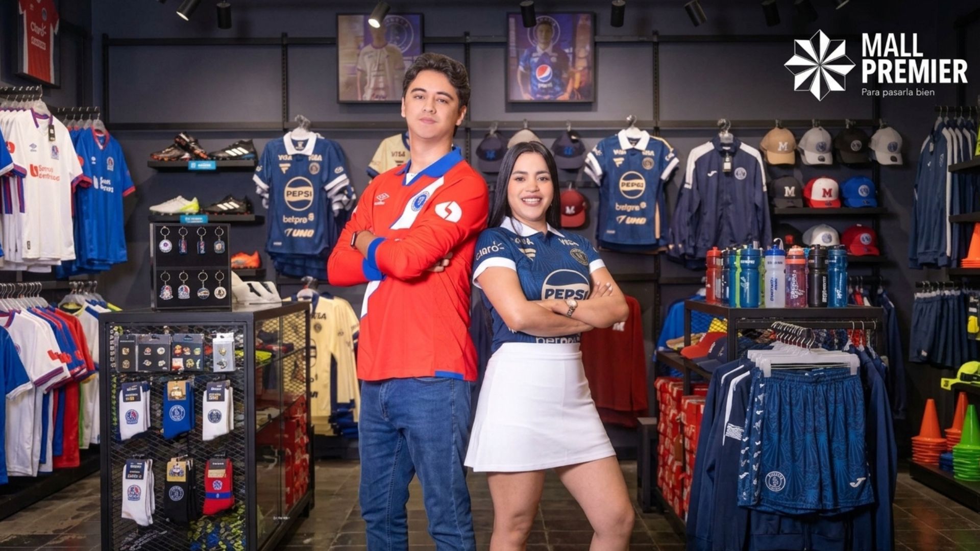 Pareja en tienda luciendo con orgullo las camisetas deportivas oficiales del Club Olimpia Deportivo y Club Motagua de la tienda Sportline