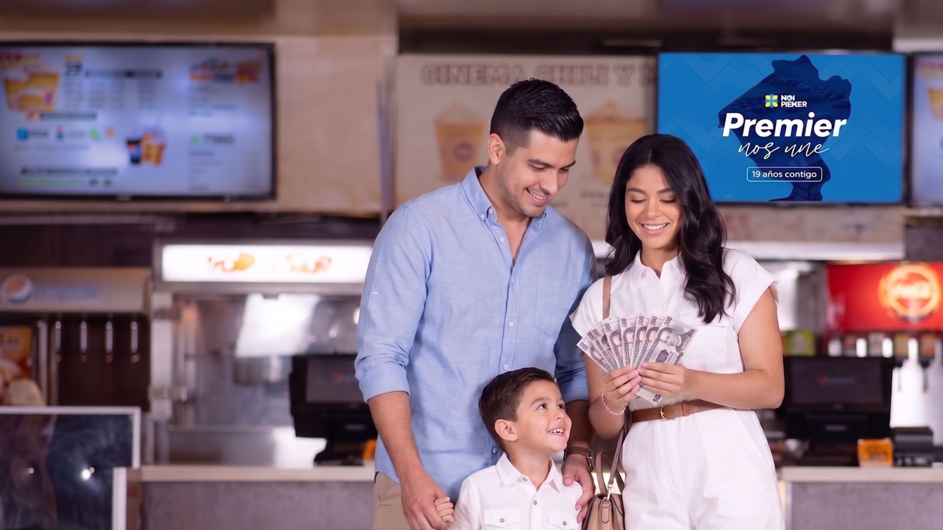 Familia disfrutando de sus compras en el área de cine y comida de Mall Premier Comayagua