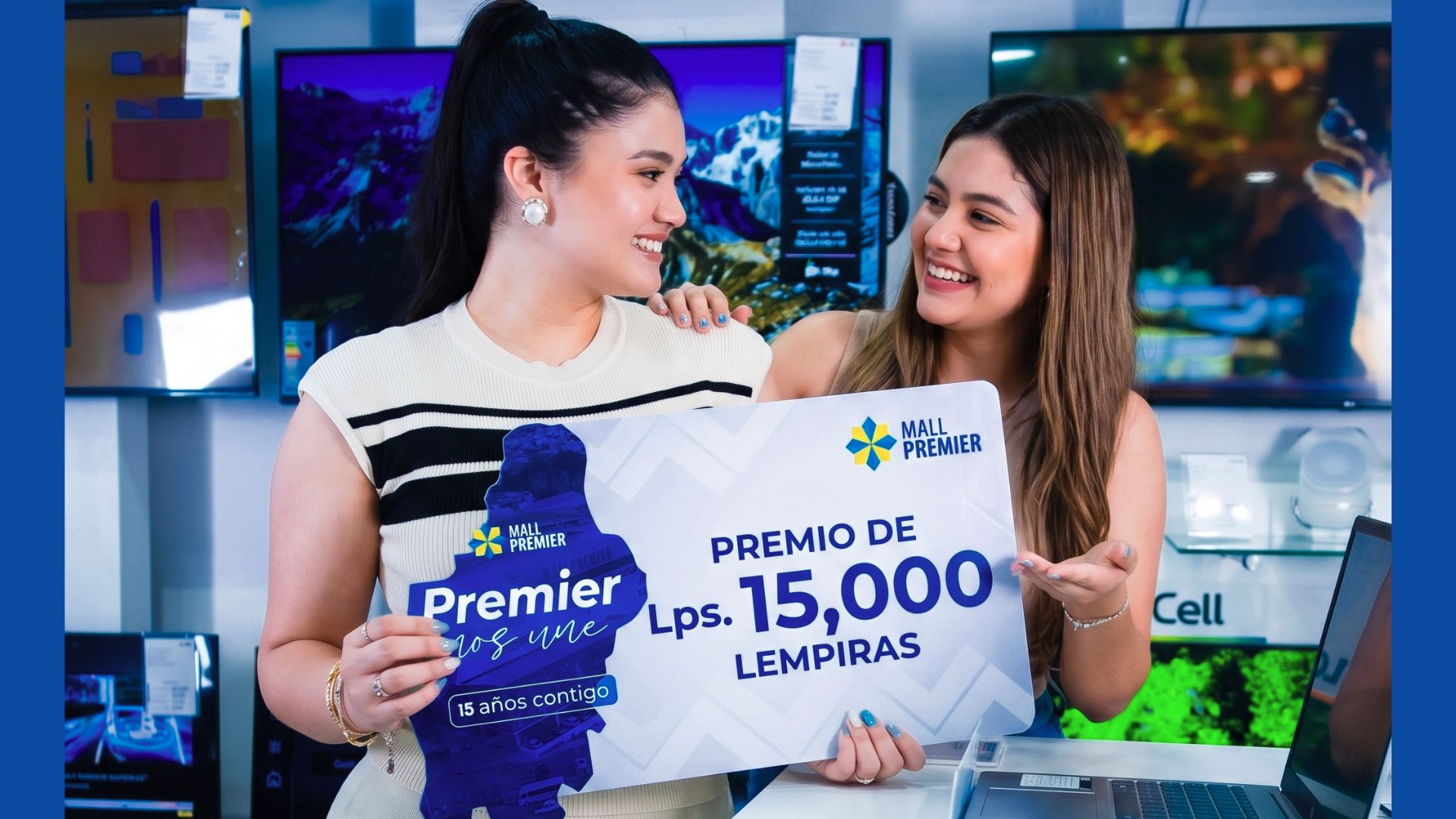 Dos jóvenes mostramos el certificado del premio de 15,000 lempiras en tienda de tecnología en Mall Premier Tegucigalpa