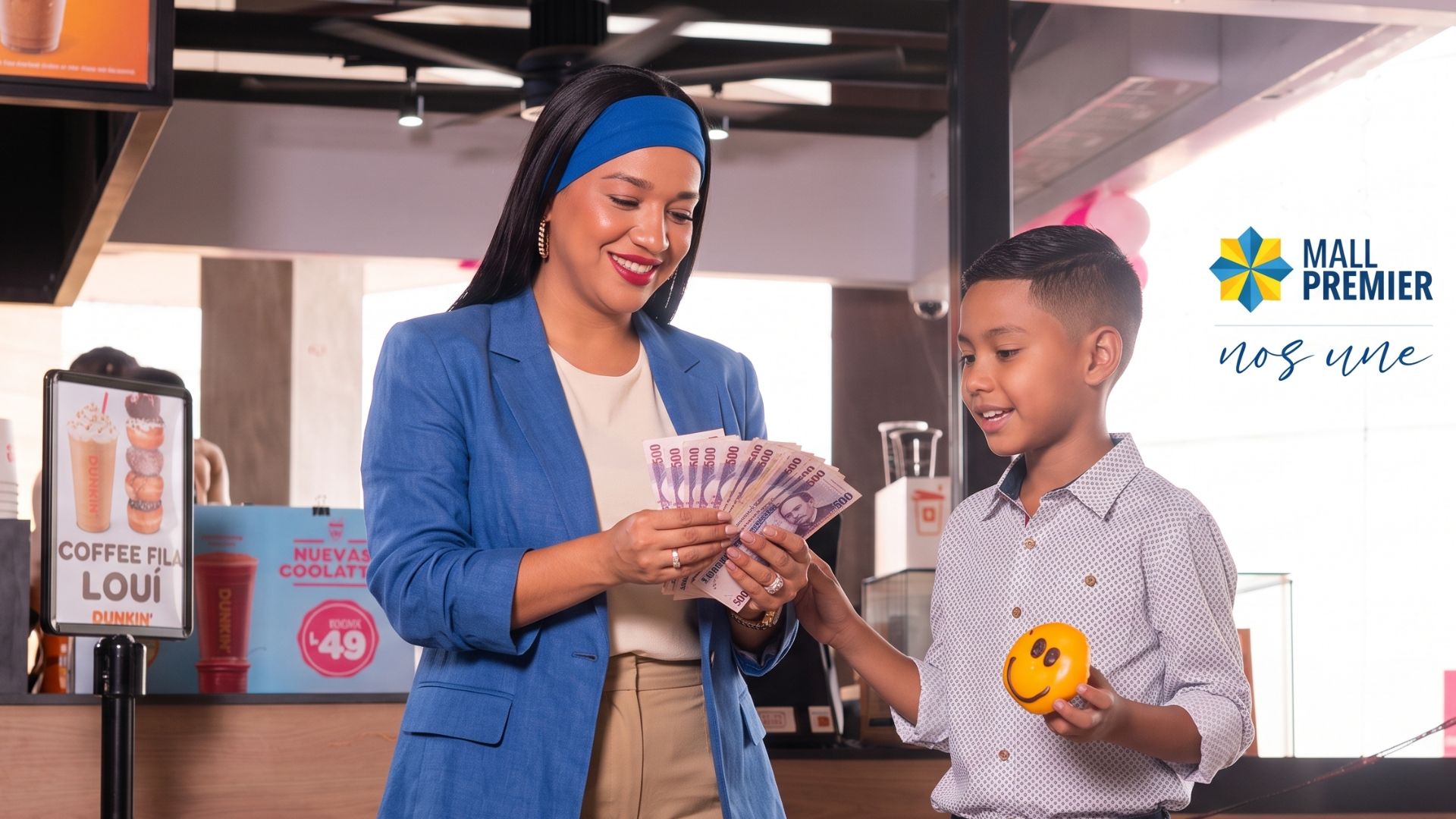 Madre e hijo disfrutando de un refrigerio en Dunkin dentro de Mall Premier Catacamas