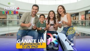 Familia sonriendo jugando con una consola PlayStation 5 y un iPad en Mall Premier Honduras.